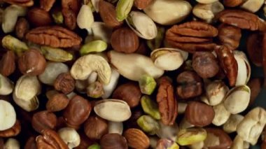 Fındıkları havada döndürmek için süper yavaş çekim. Yüksek hızlı sinema kamerası, 1000 fps, yüksek hızlı sinüs botuna yerleştirilmiş..