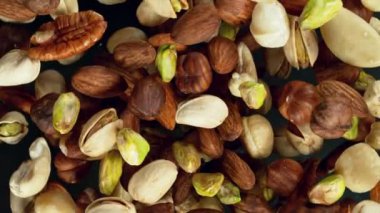 Fındıkları havada döndürmek için süper yavaş çekim. Yüksek hızlı sinema kamerası, 1000 fps, yüksek hızlı sinüs botuna yerleştirilmiş..