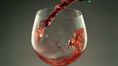 Kırmızı şarabı hızlı çekimde cama dökmenin süper yavaş bir yolu. Yüksek hızlı sinema kamerası, 1000 fps, yüksek hızlı sinüs robotuna yerleştirilmiş. Hız rampası etkisi.