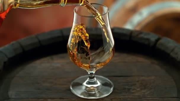 Super Langzame Beweging Van Het Gieten Van Cognac Glas Met — Stockvideo