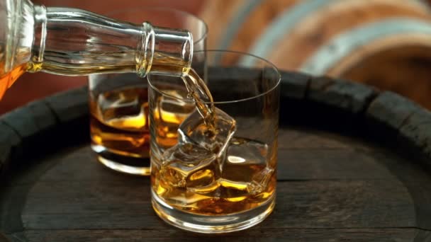 Super Powolny Ruch Wlewania Whisky Szkło Nagrywane Szybkim Aparacie Kinowym — Wideo stockowe