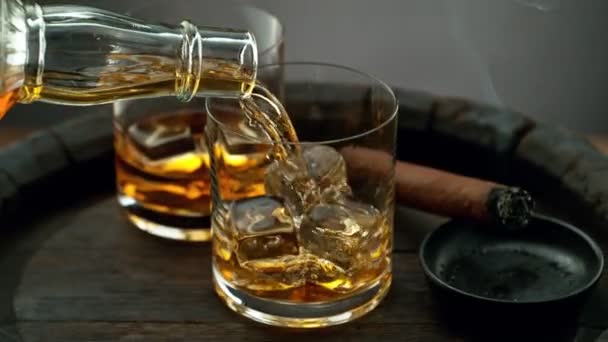 Super Langzame Beweging Van Het Gieten Van Whisky Glas Met — Stockvideo