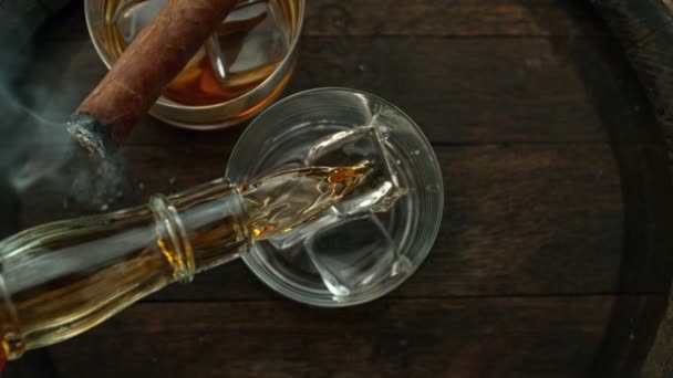 Super Powolny Ruch Wlewania Whisky Szybę Szybkim Ruchem Nakręcony Szybkiej — Wideo stockowe