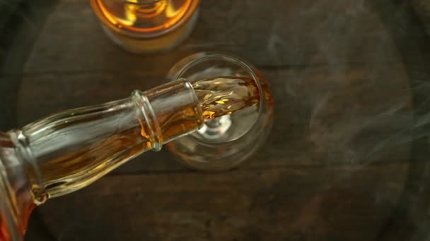 Super Langzame Beweging Van Het Gieten Van Cognac Glas Met — Stockvideo