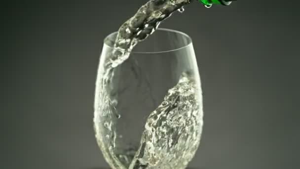 Super Langzame Beweging Van Het Gieten Van Witte Wijn Glas — Stockvideo