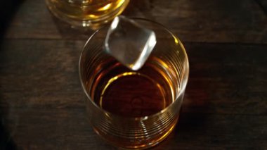 Hızla buzun viskiye düşmesi çok yavaş bir hareket. Yüksek hızlı sinema kamerası, 1000 fps, yüksek hızlı sinüs botuna yerleştirilmiş..