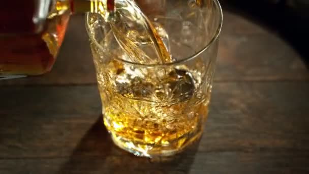 Super Slow Motion Pouring Whisky Glass Speed Motion Filmed High — Vídeo de Stock