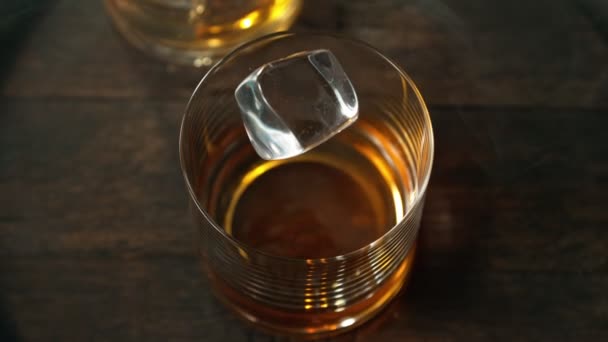 Super Slow Motion Pouring Whisky Glass Speed Motion Filmed High — Video Stock