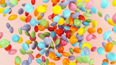 Çeşitli şekerlemelerle uçmanın dondurucu hareketi. Renkli soyut tatlı arkaplan.