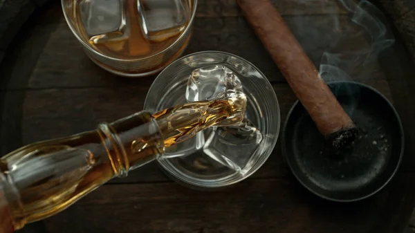 Pouring Whisky Glass Macro Shot Freeze Motion Detail — Stock Photo, Image