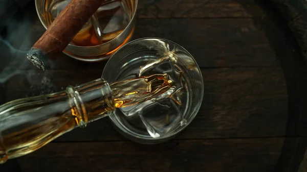 Pouring Whisky Glass Macro Shot Freeze Motion Detail — Stock Photo, Image