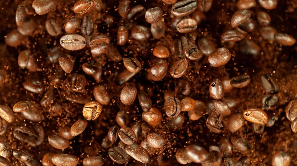 Koffiebonen Vliegen Lucht Vriesbeweging Abstract Koffie Achtergrond Met Geroosterde Bonen — Stockfoto