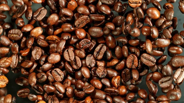 咖啡豆在空中冷空气中飞舞 用烤豆子提取咖啡背景 — 图库照片