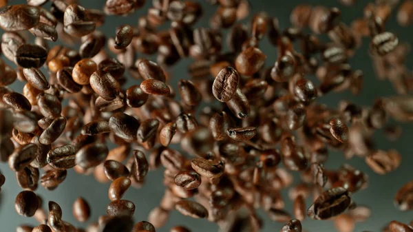 咖啡豆在空中冷空气中飞舞 用烤豆子提取咖啡背景 — 图库照片