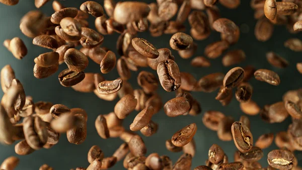 Koffiebonen Vliegen Lucht Vriesbeweging Abstract Koffie Achtergrond Met Geroosterde Bonen — Stockfoto