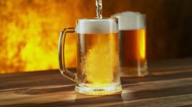 Birayı yavaş çekimde yarım litreye dökme hareketi. Yüksek hızlı sinema kamerası, 1000 fps. Kamera yüksek hızlı sinüs robotuna yerleştirildi. Hız rampası etkisi.