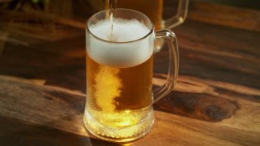 Birayı yavaş çekimde yarım litreye dökme hareketi. Yüksek hızlı sinema kamerası, 1000 fps. Kamera yüksek hızlı sinüs robotuna yerleştirildi.