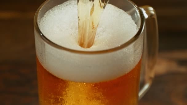 Super Slow Motion Pouring Beer Pint Motion Filmed High Speed — Vídeo de Stock