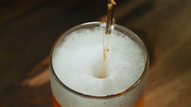 Super Slow Motion Pouring Beer Pint Motion Filmed High Speed — Wideo stockowe