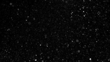 Karanlık suyun süper yavaş akışı ayrıntılı olarak gerçekleşiyor. Yüksek hızlı sinema kamerası, 1000 fps..