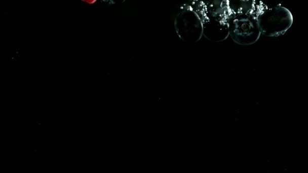 Düşen Dutların Süper Yavaş Çekimi Siyah Arkaplanda Suya Karışıyor Yüksek — Stok video