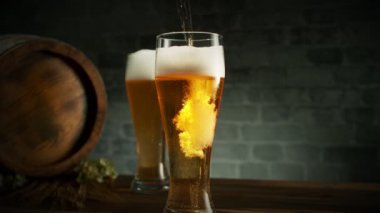 Birayı yavaş çekimde yarım litreye dökme hareketi. Yüksek hızlı sinema kamerası, 1000 fps. Kamera yüksek hızlı sinüs robotuna yerleştirildi.