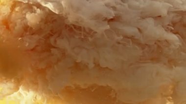 Kasırga şeklinde sütlü kahve içmenin süper yavaş çekimi. Yüksek hızlı sinema kamerasıyla çekildi, 1000fps. Hız rampası etkisi.