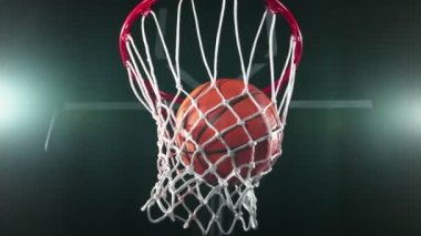 Basketbol topunun sepete vuruşunun süper yavaş çekimi. Yüksek hızlı sinema kamerasıyla çekildi, 1000fps. Kamera hareket halinde. Hız rampası etkisi.