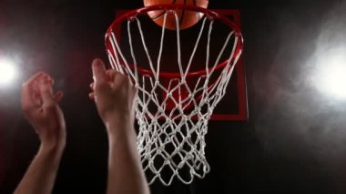 Basketbolcunun potaya vuruşunun süper yavaş çekimi. Yüksek hızlı sinema kamerası Fantom, 1000fps.