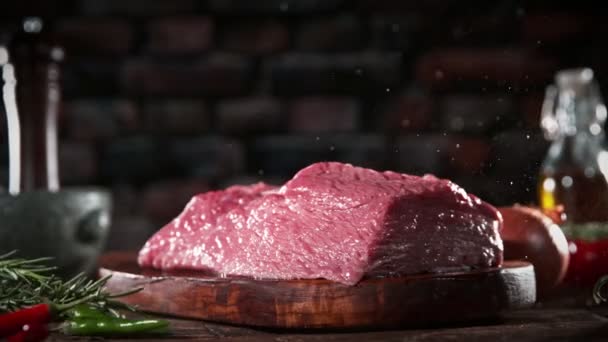 Flygande Bit Rått Nötkött Biff Faller Skärbräda Köttberedningar Köket Inspelning — Stockvideo