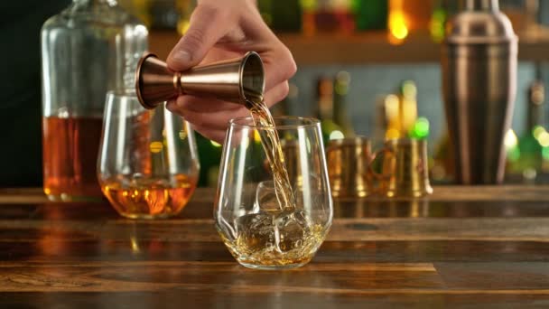 Super Slow Motion Pouring Whisky Glass Speed Motion Filmed High — Stok Video