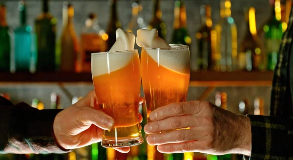 Vista Ravvicinata Due Bicchieri Birra Mano Bicchieri Birra Tintinnante Bar — Foto Stock