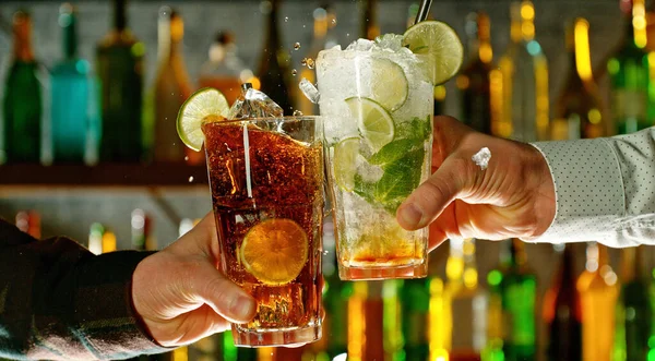 Närbild Två Glas Cocktails Händerna Cocktailglas Som Klinkar Bar Eller — Stockfoto