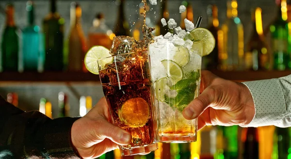 Närbild Två Glas Cocktails Händerna Cocktailglas Som Klinkar Bar Eller — Stockfoto