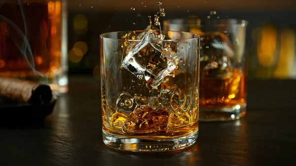 Eiswürfel Fallen Ein Glas Mit Whiskey Drink Flüssigkeit Sich Schlagen — Stockfoto
