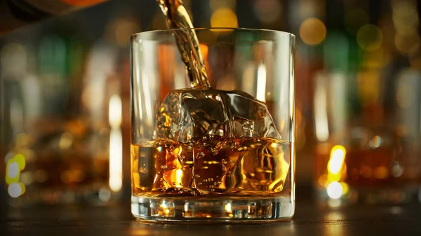 Detail Pouring Whiskey Glass Ice Cubes Super Clear Ice Glass — Foto de Stock