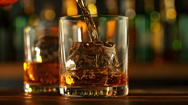 Detail Des Einfüllens Von Whiskey Glas Mit Eiswürfeln Superklares Eis — Stockfoto