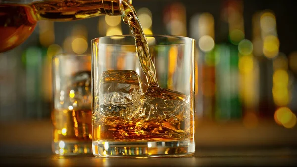 Detail Van Het Gieten Van Whisky Glas Met Ijsblokjes Super — Stockfoto