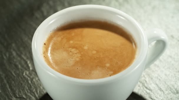 Super Pomalý Pohyb Pádu Kávy Kamerou Pohybu Natočeno Vysokorychlostní Kameře — Stock video