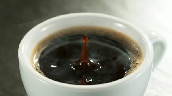 Kahve Damlasının Kahve Bardağına Düşüşünün Ayrıntıları Makro Shot Sıcak Kahve — Stok fotoğraf