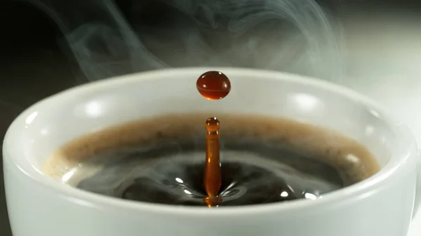 Detalj Kaffe Droppe Faller Kopp Kaffe Makro Skott Svart Varm — Stockfoto