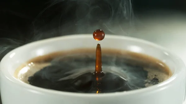 Egy Csésze Kávéba Hulló Kávécsepp Részletei Makró Feles Fekete Forró — Stock Fotó