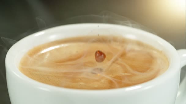 コーヒーに落ちるの超遅い動き 高速シネマカメラ 1000Fpsで撮影 — ストック動画