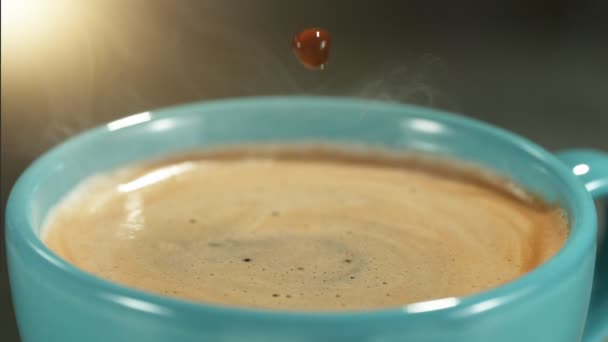 コーヒーに落ちるの超遅い動き 高速シネマカメラ 1000Fpsで撮影 — ストック動画