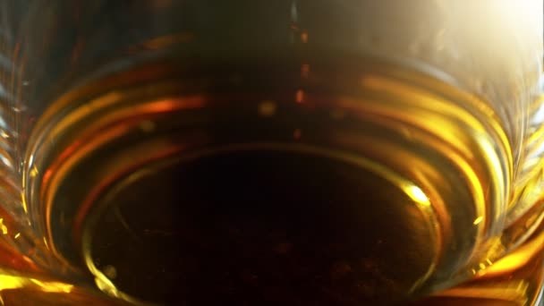 Super Zeitlupe Der Whisky Mit Geschwindigkeit Ins Glas Fällt Gefilmt — Stockvideo