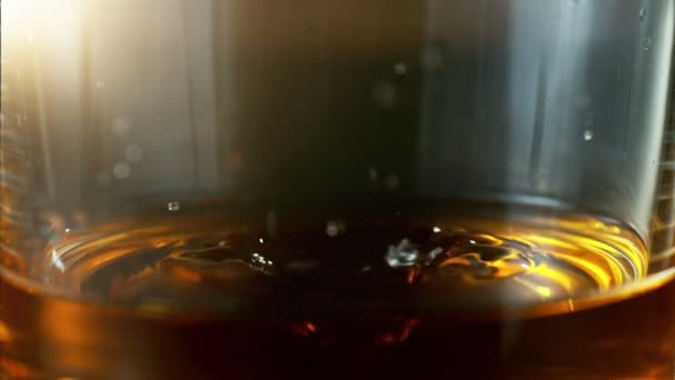 Szuper Lassított Felvétel Egy Cseppnyi Whisky Üvegbe Csepegtetéséről Nagysebességű Mozi — Stock videók