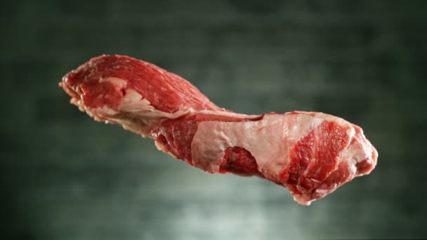 Létající Kus Syrového Hovězího Steaku Padá Stůl Kamera Rychlém Pohybu — Stock video
