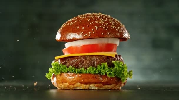 Super Zpomalený Pohyb Stohování Kousků Cheeseburgeru Kamera Pohybu Natočeno Vysokorychlostní — Stock video