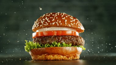 Gri arka planı olan lezzetli, taze bir çizburger. Taze Amerikan mutfağı.