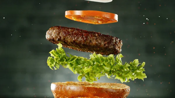 Cheeseburger Συστατικά Που Φέρουν Ρεαλιστική Κίνηση Παγώματος Σκούρο Γκρι Φόντο — Φωτογραφία Αρχείου